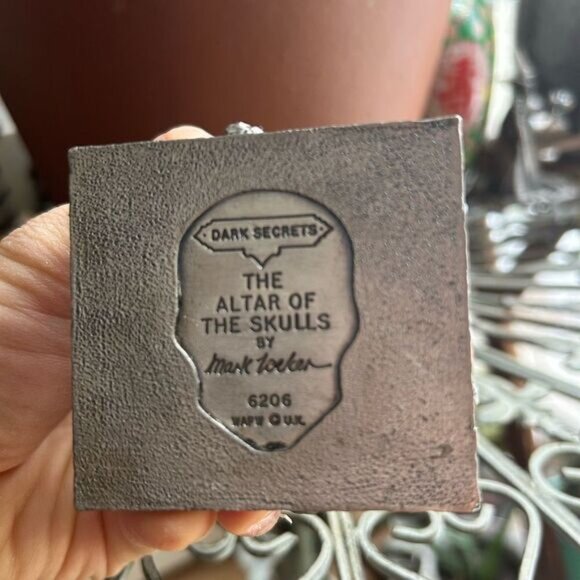 The Altar of the Skulls Tudor Mint 6206 Dark Secrets Myth & Magic vintage pewter - Picture 4 of 4